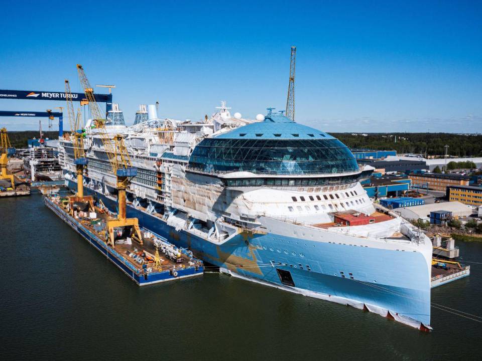 Un astillero finlandés está dando los últimos retoques al “Icon of the Seas” (Icono de los Mares), el crucero más grande del mundo, antes de su primer viaje programado para enero de 2024. A continuación algunas imágenes de cómo luce.