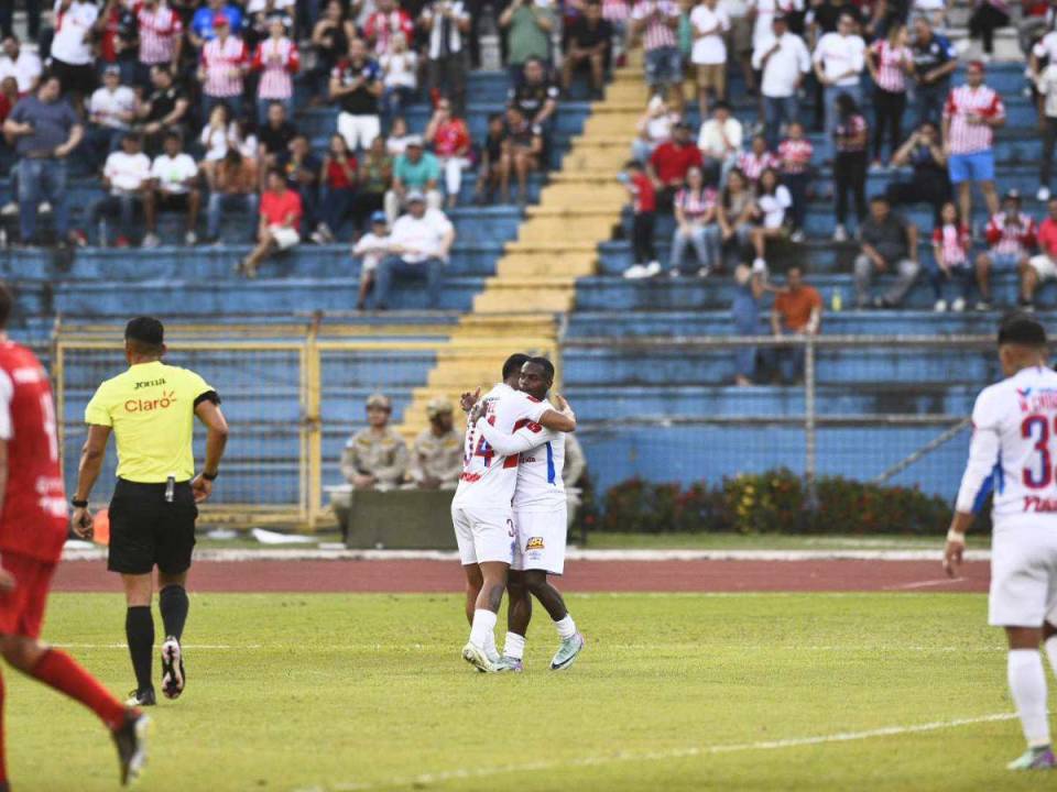 Kevin López y Edwin Solano tienen ganando al Olimpia en un partido que no ha representado mayor trámite para el tricampeón.