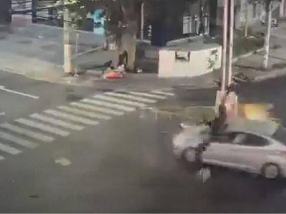 Motociclista resulta lesionado tras cruzarse una luz en rojo en el bulevar Morazán