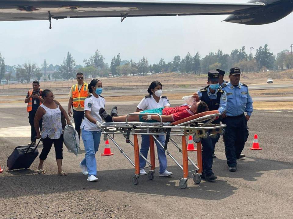 Hacia Tegucigalpa están siendo trasladados los pacientes que estaban internos en el Hospital de Roatán, según dieron a conocer las autoridades de la Policía Nacional. Estas son las imágenes del traslado que se lleva a cabo en la zona insular de Honduras.