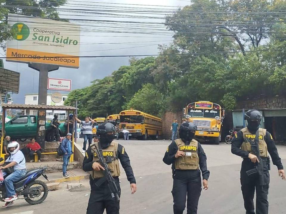 Desde ayer -24 de octubre- elementos de la Dirección Policial Anti Maras y Pandillas Contra el Crimen Organizado (Dipampco) se hicieron presentes para brindar seguridad en el Mercado Jacaleapa.