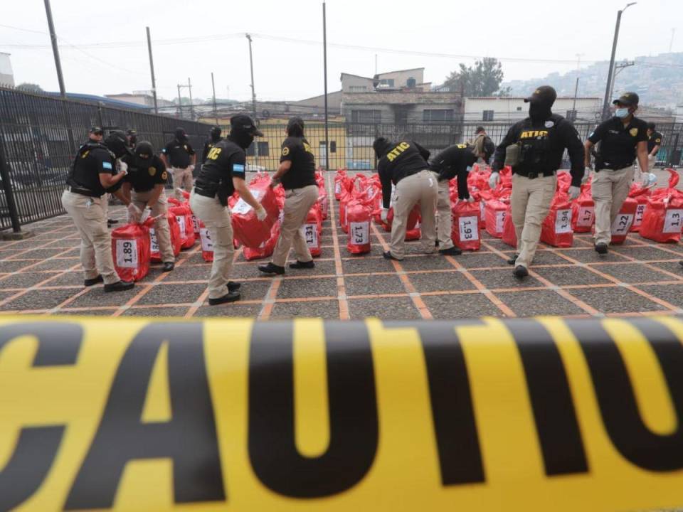 Las más de 2.7 toneladas de cocaína que fueron incautados el pasado 9 de mayo en el sector conocido como Thunder Knoll, una zona de arrecifes en el caribe hondureño, llegaron este domingo a las instalaciones del Ministerio Público ubicadas en Comayagüela.