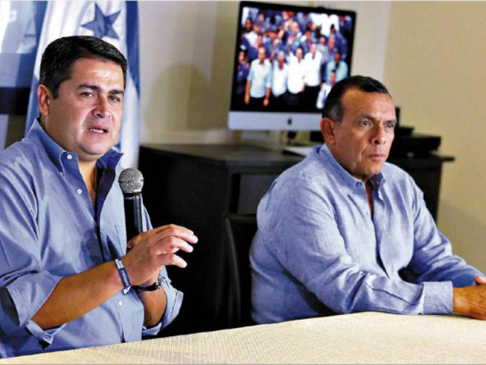A la izquierda, Juan Orlando Hernández y a la derecha, Porfirio Lobo Sosa.