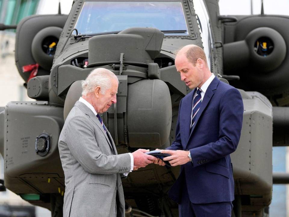 El rey Carlos III entregó su título de coronel en jefe del Cuerpo Aéreo del Ejército británico a su hijo William, cargo honorífico que parecía prometido a Harry. A continuación las fotografías