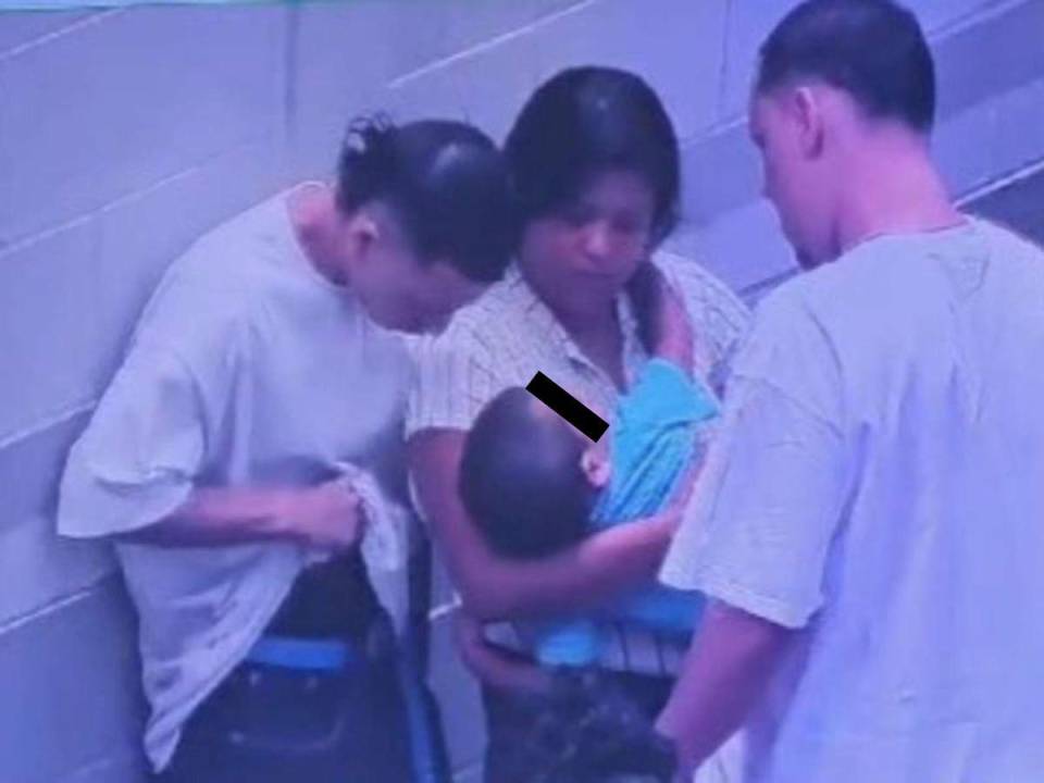 Captura del video grabado en las instalaciones de La Tolva donde se muestra a la madre cargando al menor mientras dos pandilleros extraen supuestamente de su cuerpo droga.