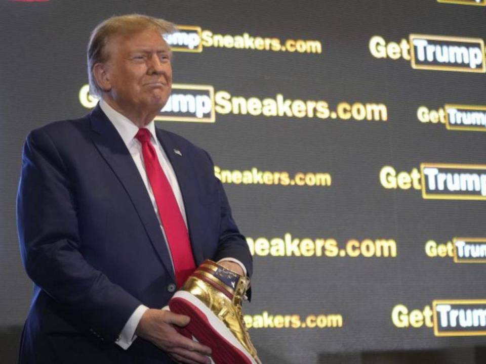 El ex presidente de los Estados Unidos, Donald Trump, decidió lanzar su propia línea de zapatillas deportivas, demostrando que nunca se rinde y dando a entender que él no se deja vencer por las adversidades financieras, como la multa de 355 millones de dólares que le aplicaron a su empresa.