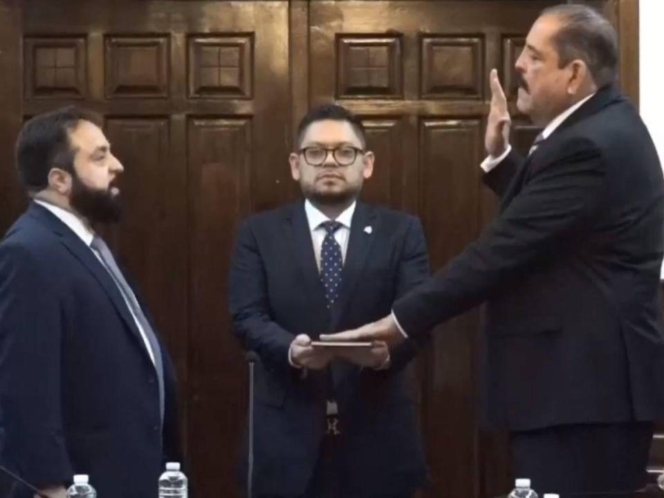 Momento en que el secretario Carlos Zelaya fue juramentado por el titular del Legislativo, Luis Redondo.