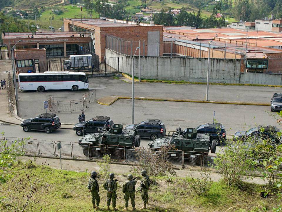 Este domingo, militares y policías en Ecuador retomaron el control de varias cárceles tras la liberación de más de 100 funcionarios y guardias penitenciarios que fueron tomados como rehenes por bandas que ejercen control en las prisiones.