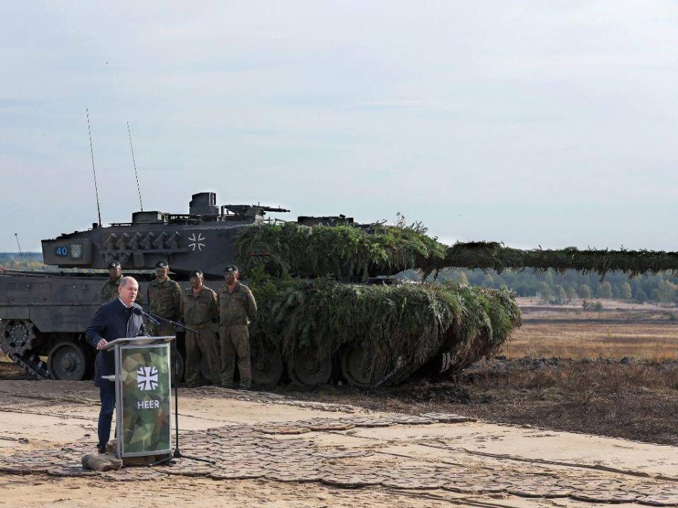 “Se trata de ayudar a Ucrania a defender y proteger su territorio. No es una amenaza ofensiva para Rusia. No hay una amenaza ofensiva para Rusia”, aseguró dijo Biden