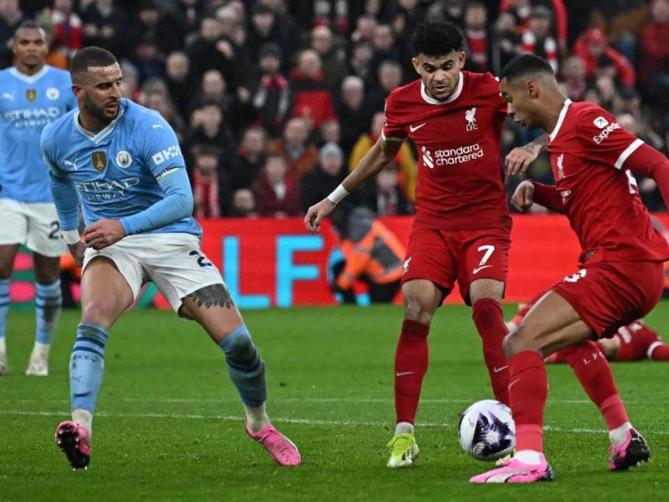 El Liverpool ahora comparte la cima con el Arsenal, Manchester City va cerquita.