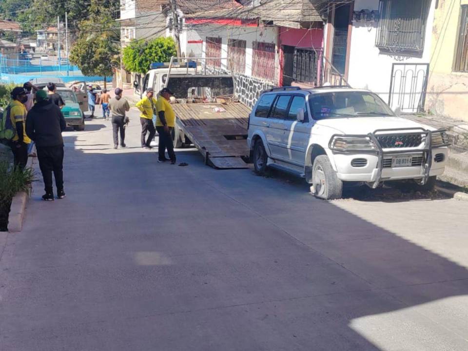 Los vehículos que fueron decomisados a los dueños se les avisó desde un día antes para que procedieran a moverlos, pero no acataron el requerimiento por lo que se llevó la chatarra.