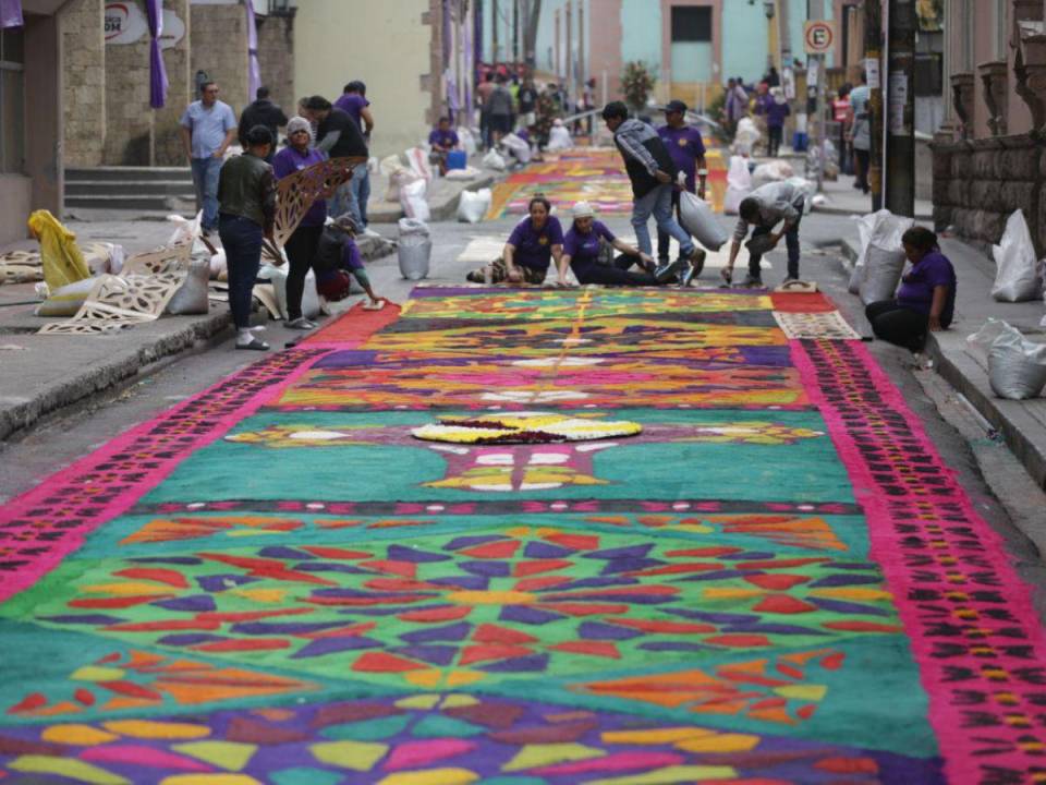 Las tradicionales alfombras de aserrín decoran este Viernes Santo el centro histórico de la capital hondureña previo a al inicio de las procesión del Santo Entierro.