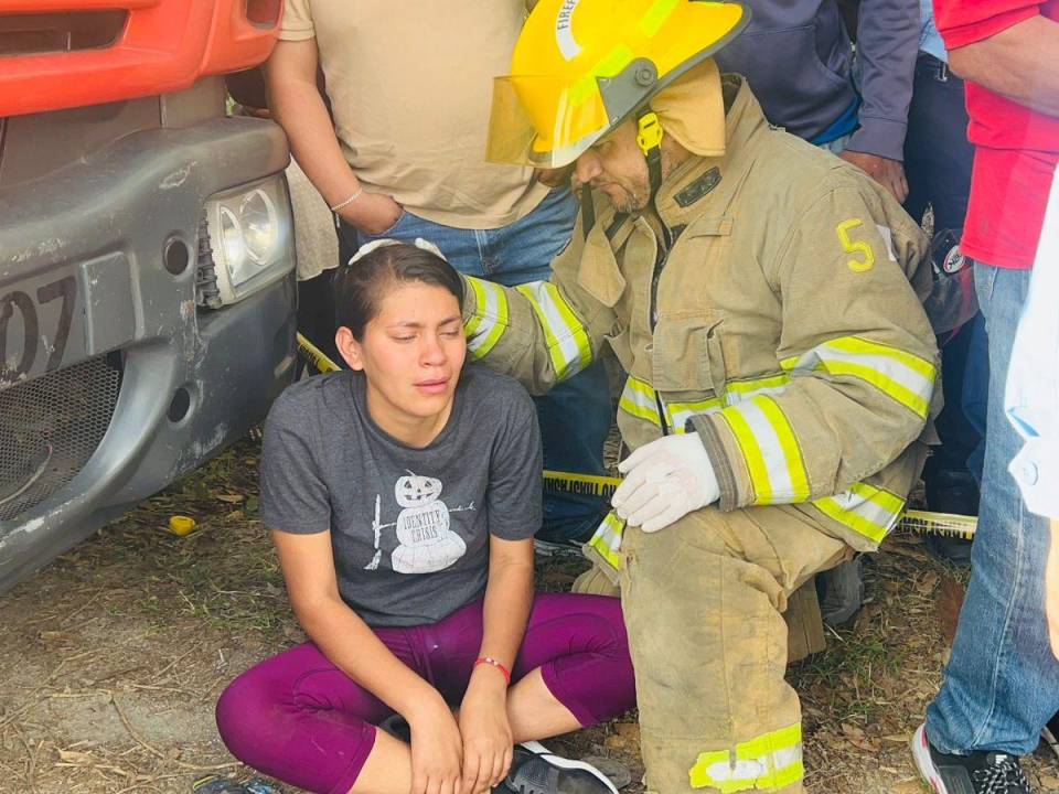 Familiares de las víctimas del fatal accidente en la carretera de Gracias, Lempira, se encuentran consternados.