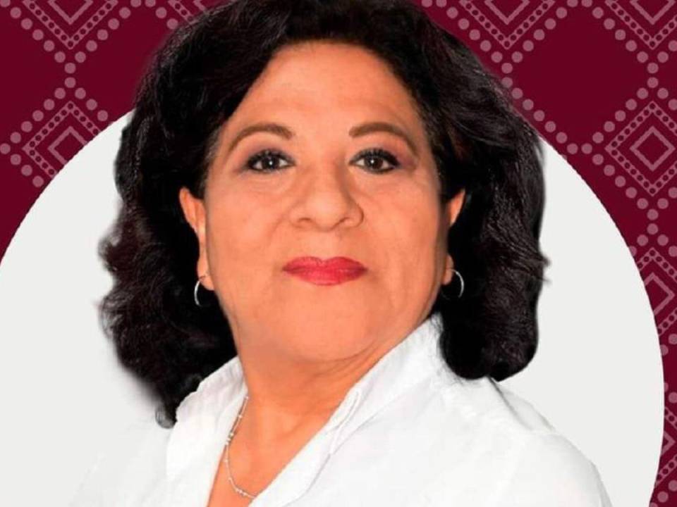 Silvia Zavala Pineda denunció que un sujeto desconocido aceleró a toda prisa directo hacia la banqueta en la que estaba reunida con su equipo de campaña electoral.