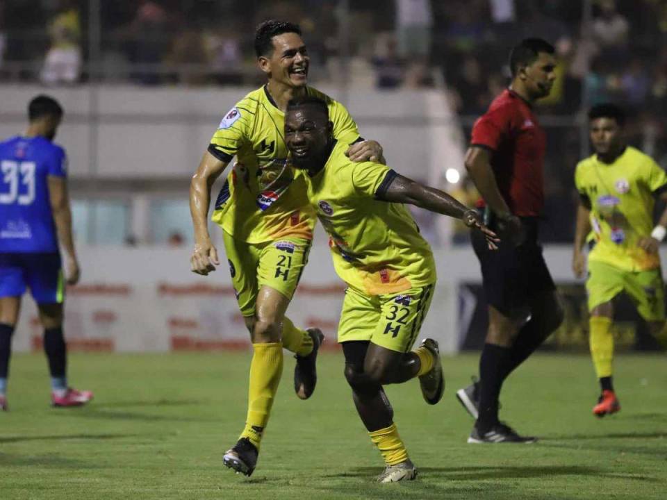 Roberto Moreira llegó a 82 goles en el fútbol de Honduras para darle un triunfo que acerca a semifinales al Génesis.