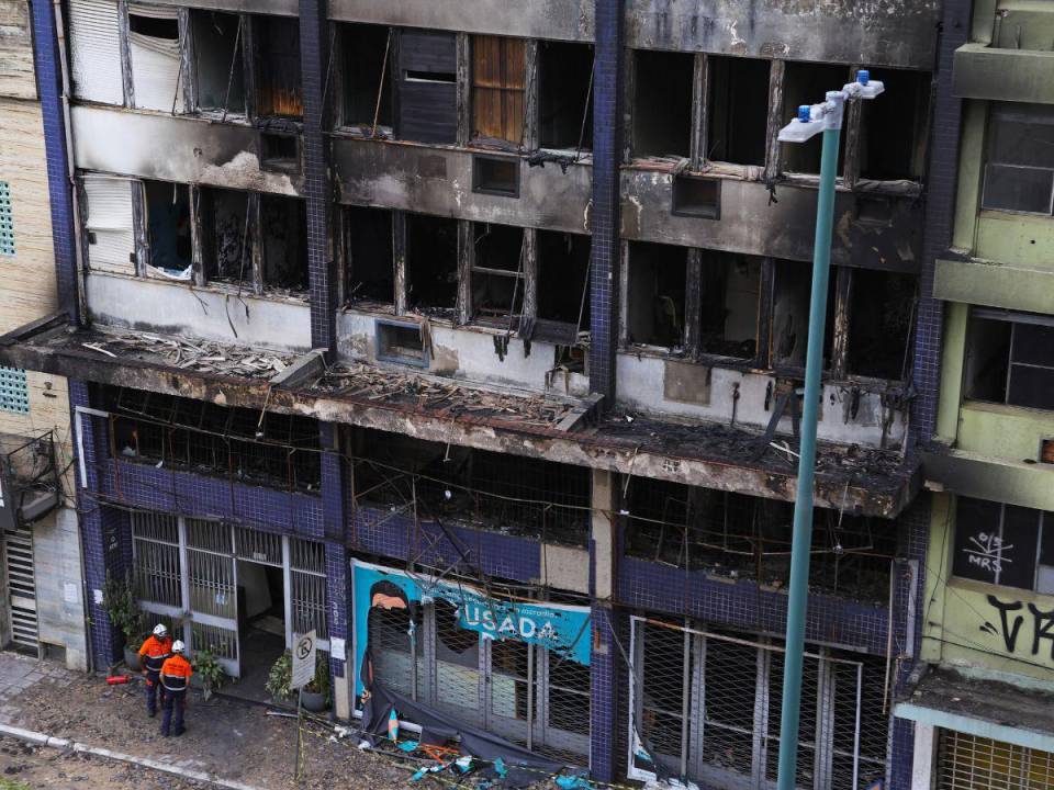 Vista de un refugio para personas sin hogar que se incendió, dejando al menos 10 víctimas, en Porto Alegre, Brasil, el 26 de abril de 2024.