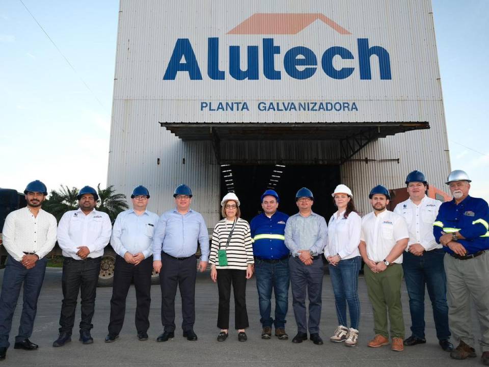 Los representantes del Banco Central de Honduras (BCH) realizaron un recorrido en el moderno complejo industrial de Alutech.