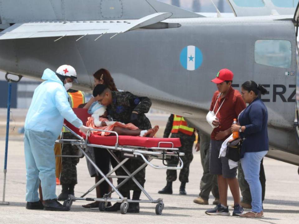 Los menores restantes que sufrieron quemaduras por el voraz incendio fueron recibidos por personal de la Cruz Roja Hondureña en la base aérea Hernán Acosta Mejía.