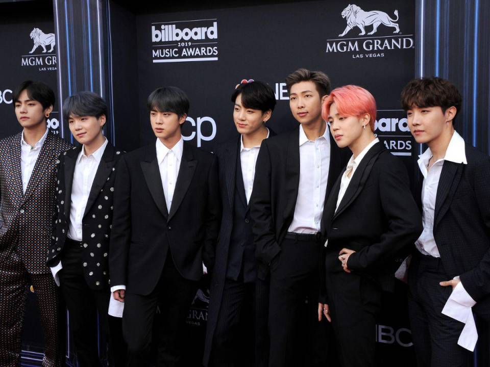 El 13 de junio de 2013 hizo su irrupción oficial en el mundo de la música la banda de K-Pop más famosa del mundo: BTS, cuyo nombre es una abreviatura de la expresión coreana Bangtan Sonyeondan, que significa “Boy Scouts a prueba de balas”. Y para conmemorar los diez años de BTS Corea del Sur se viste con los rostros de sus integrantes en una celebración que alcanza a millones de fans en todo el mundo. Los lugares más céntricos de Seúl dan cuenta del orgullo nacional por la agrupación que acumula miles de millones de reproducciones en plataformas de música y YouTube, y millones de discos vendidos en el mundo.