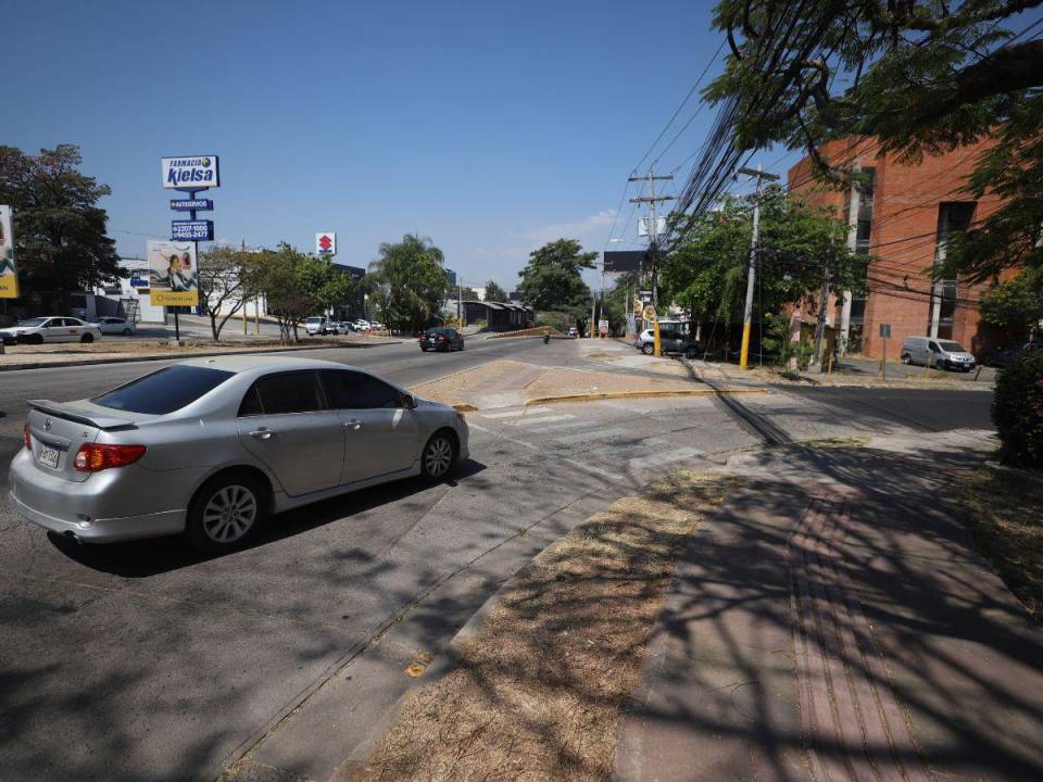 Por ahora solo un carril del bulevar Suyapa que va desde la UNAH hasta el Estadio Nacional está cerrado. La ruta alterna comienza en la calle de Florencia Norte que va hacia el Colegio de Ingenieros Civiles de Honduras.