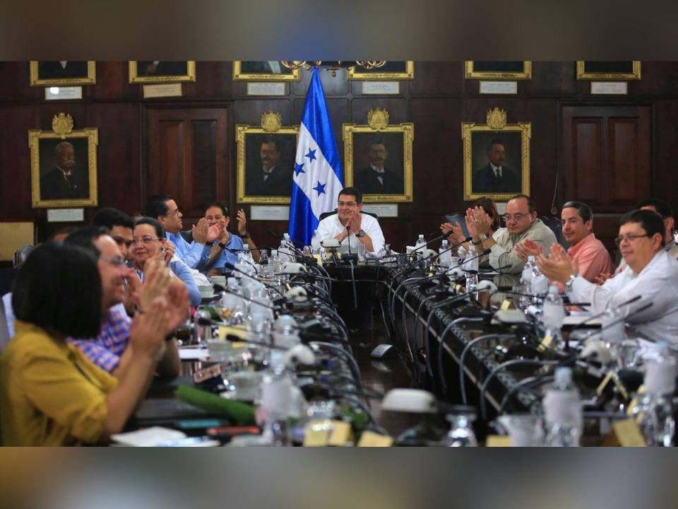 Parte del gabinete de gobierno del expresidente Juan Orlando Hernández en sus primeros años de gobierno.