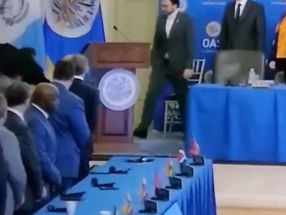 Así fue la penosa caída del presidente Alejandro Giammattei en sesión de OEA