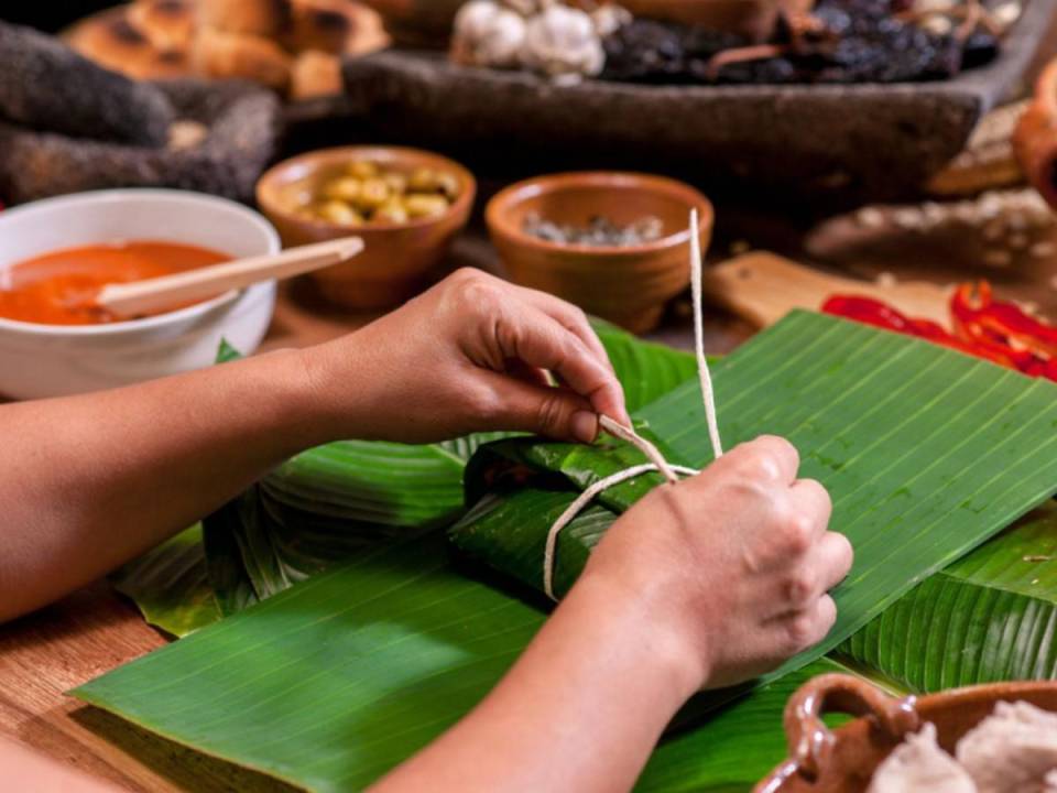 Los tamales son uno de los platos más emblemáticos de las festividades en Honduras. Su origen se remonta a las culturas prehispánicas, que los elaboraban con maíz y otros ingredientes locales.