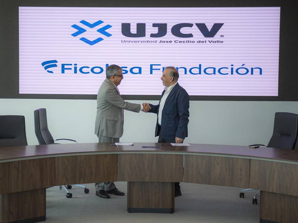 <i>Juan Carlos Atala, Presidente de la Fundación Ficohsa, y Julio Raudales, Rector de la Universidad José Cecilio Del Valle, estrechando sus manos dando por concluido el acuerdo para implementar el programa de mentoría en educación financiera.</i>