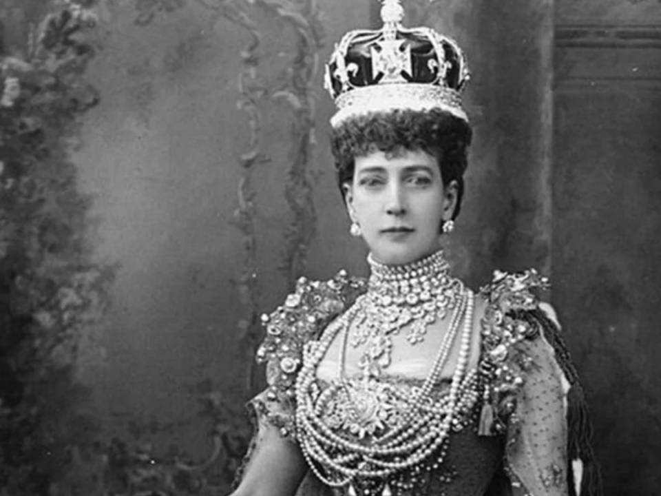 Alejandra de Dinamarca se casó con Eduardo VII en 1863 y fueron coronados juntos en 1902. Le encantaba la moda y era una fotógrafa consumada. Tuvo seis hijos, incluido el futuro Jorge V.