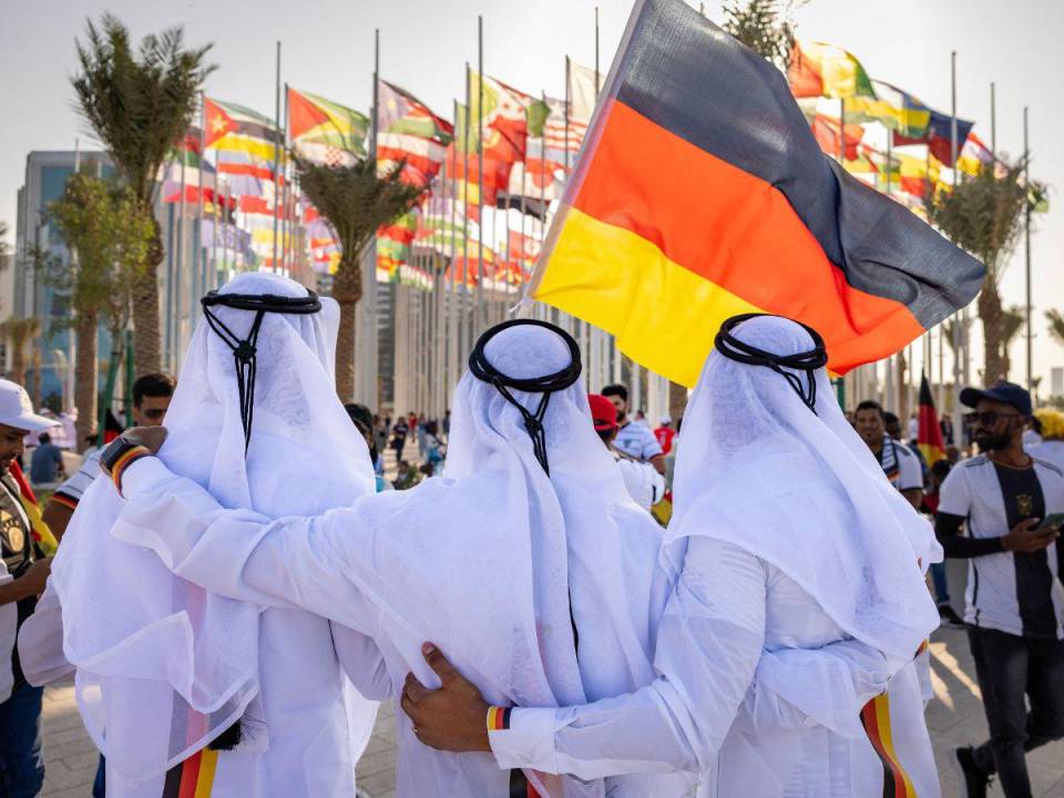 A pocos días del inicio del Mundial de Qatar 2022, en las redes sociales han circulado imágenes que muestran a decenas de aficionados que le dan la bienvenida a cada una de las participantes en el torneo, sin embargo, la polémica ha salido a la luz ya que diferentes países se han quejado por la presencia de los “hinchas falsos”.