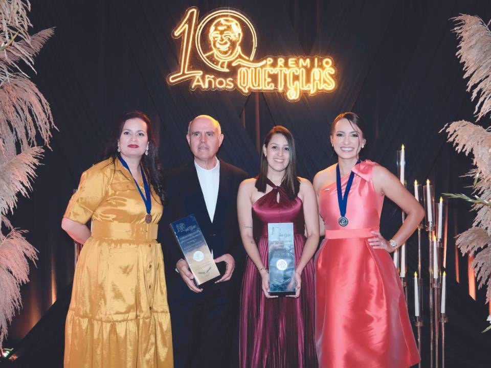 Los cuatro finalistas fueron reconocidos por su ardua y noble labor con los más necesitados. En la foto posan: Soledad Donaire, Patricio Larrosa, Marcela Fernández y Jenny Mains.