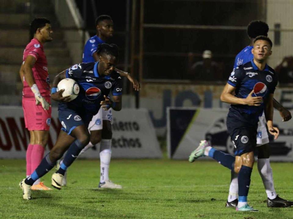 Rubilio Castillo, goleador histórico del Motagua, apareció en la agonía del partido para evitar la derrota del Ciclón en La Ceiba.