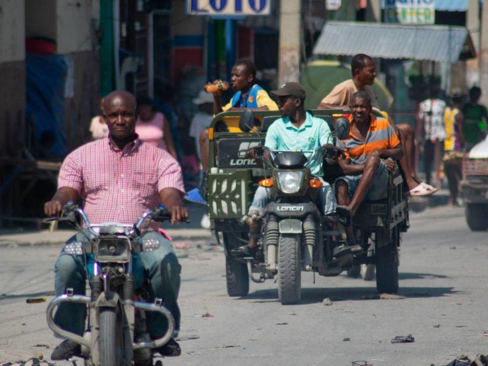 La dimisión de Ariel Henry como primer ministro de Haití puso fin este lunes a días de presión para que cediera el poder, tanto de sus socios internacionales como de las pandillas que asolan el país. Pero con su marcha, ¿qué futuro próximo le espera a la empobrecida nación caribeña?
