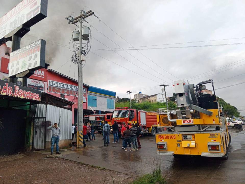 Una extensa capa de humo sigue saliendo del negocio de llantas. Cuerpo de Bomberos vigila el lugar con el fin que las llamas no se reactiven.