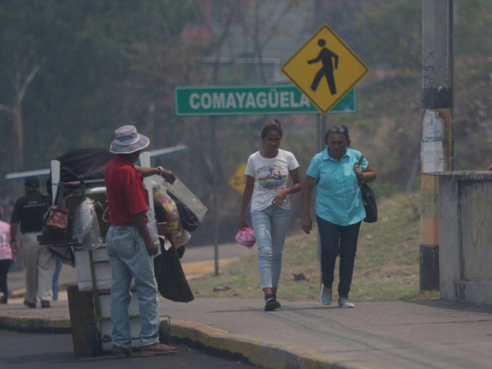 A una alerta peligrosa elevó este jueves la Alcaldía Municipal del Distrito Central a la capital de Honduras por la densa capa de humo que cubre la ciudad debido a los incendios forestales que se mantienen activos.