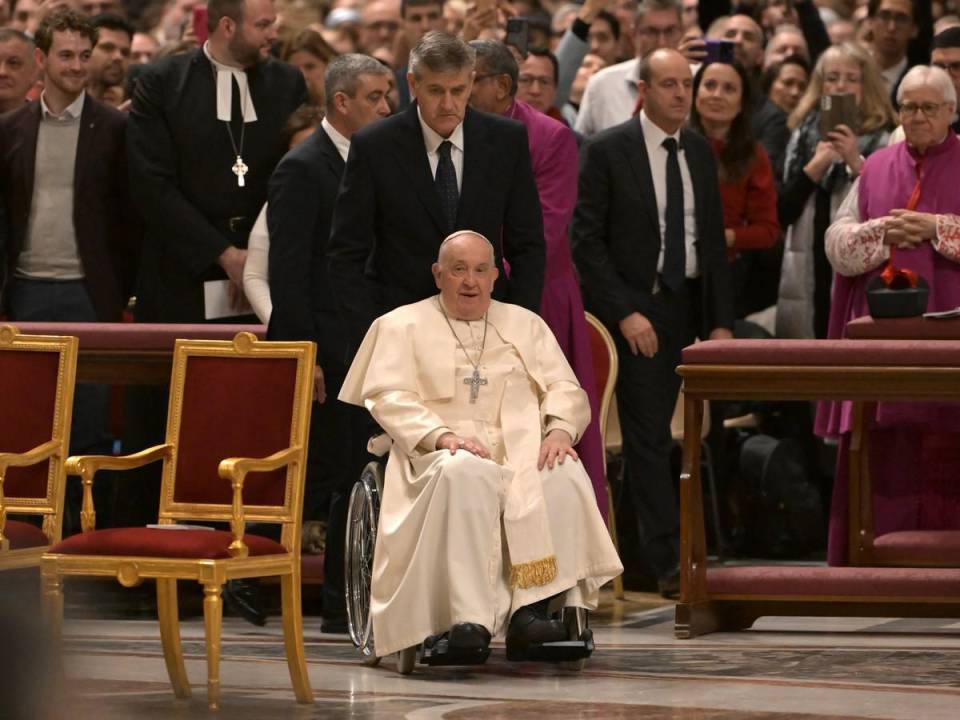 El Papa Francisco llega para presidir la misa de Nochebuena en la Basílica de San Pedro en el Vaticano el 24 de diciembre de 2023.