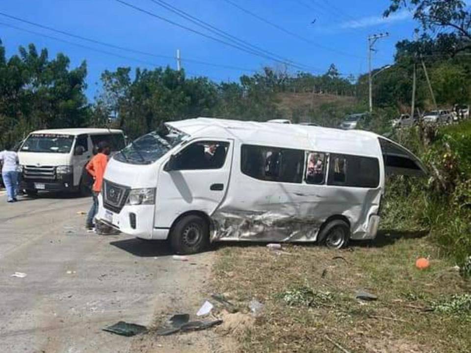 La unidad habría dado varias vueltas en la calle luego que el conductor perdiera el control del auto.