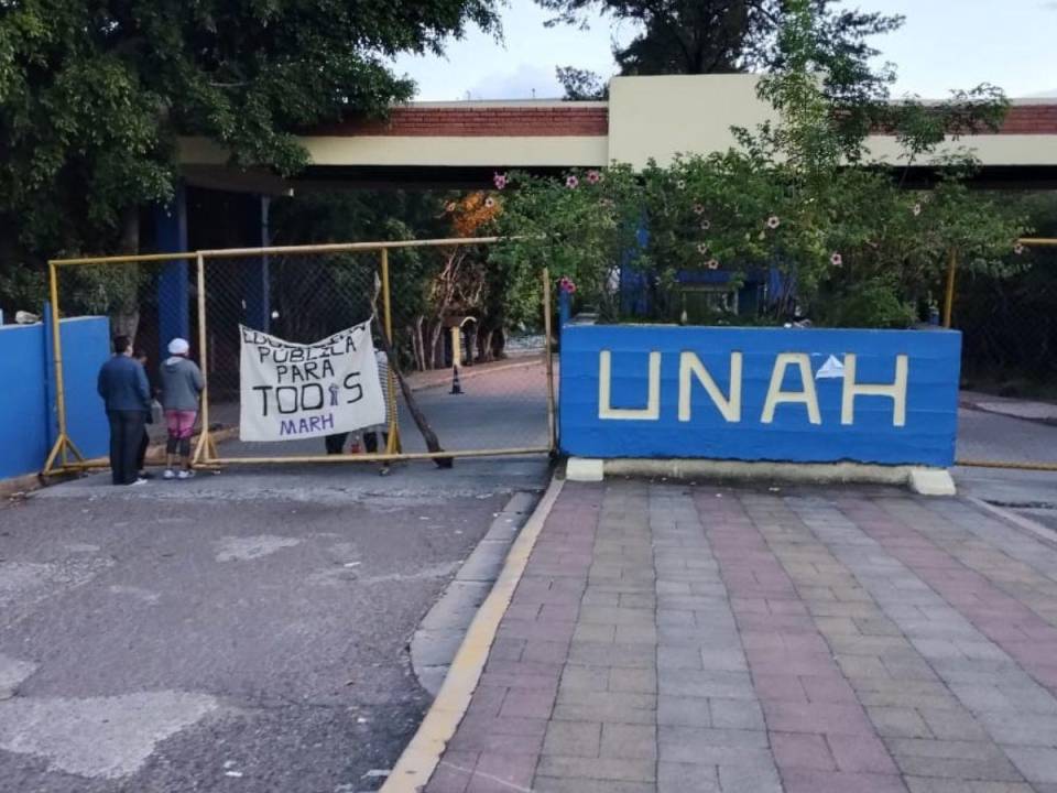 Un grupo de estudiantes encapuchados bloquearon los accesos a Ciudad Universitaria (CU) desde las 5:00 AM, según se conoció.