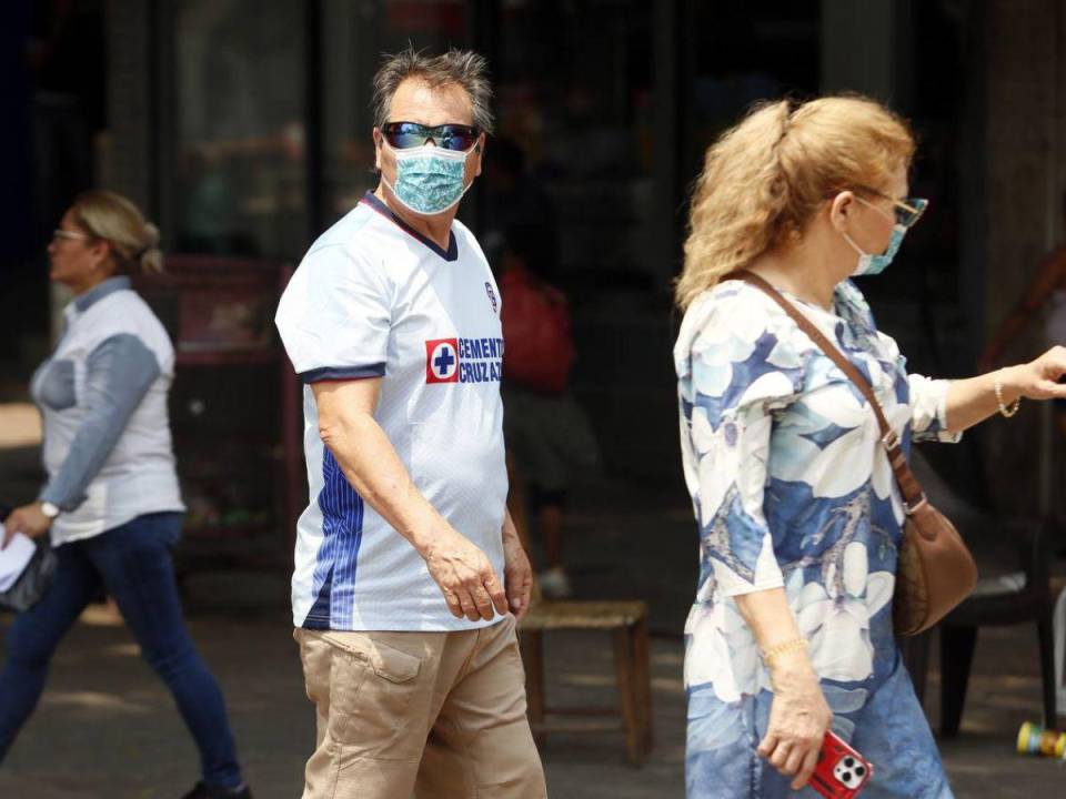 Capitalinos han optado por seguir las recomendaciones de las autoridades de salud, las calles de la capital son testigo del retorno de las mascarillas.