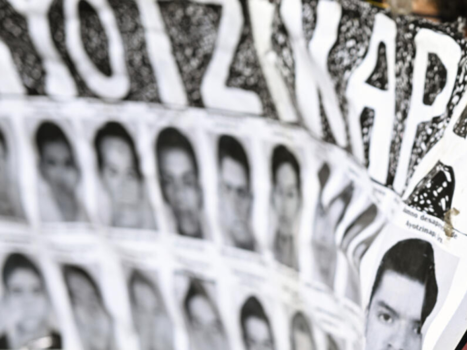 Familiares de los 43 estudiantes de Ayotzinapa continúan con la búsqueda de sus desaparecidos en el sur de México.