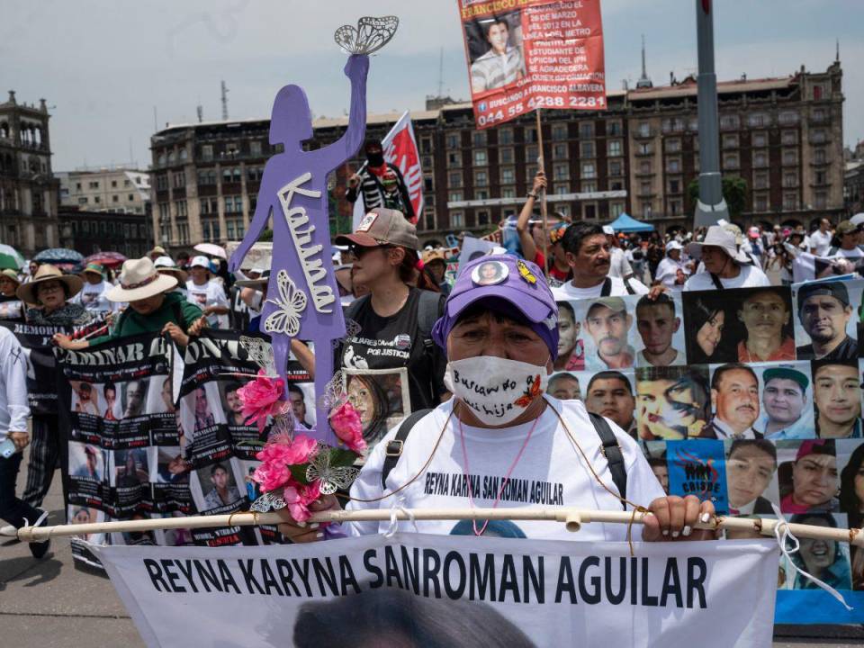 Con grandes letreros con mensajes como “¿Dónde están?”, o “Te cambio mi voto por mi hijo desaparecido”, las madres salieron en su día a protestar en la Ciudad de México.