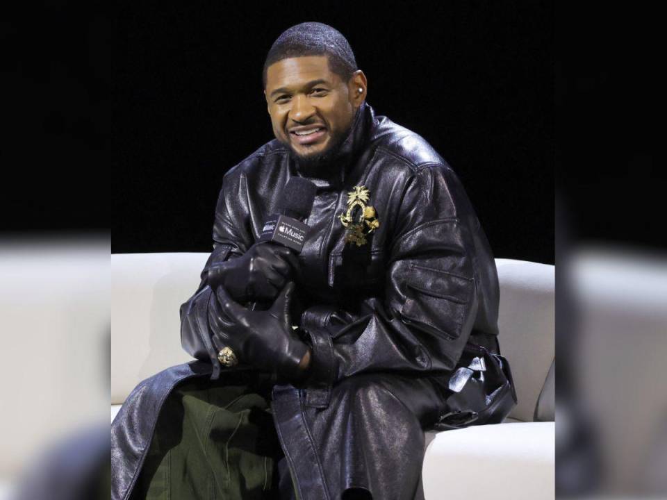 Usher habla en el escenario durante la conferencia de prensa previa al juego del Super Bowl LVIII y el espectáculo de medio tiempo del Super Bowl LVIII de Apple Music en el Centro de Convenciones Mandalay Bay el 8 de febrero de 2024 en Las Vegas, Nevada.