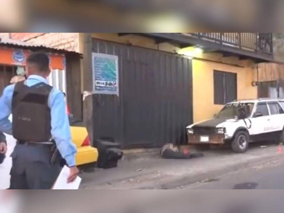 El cadáver de la mujer fue dejado frente al portón de una vivienda.