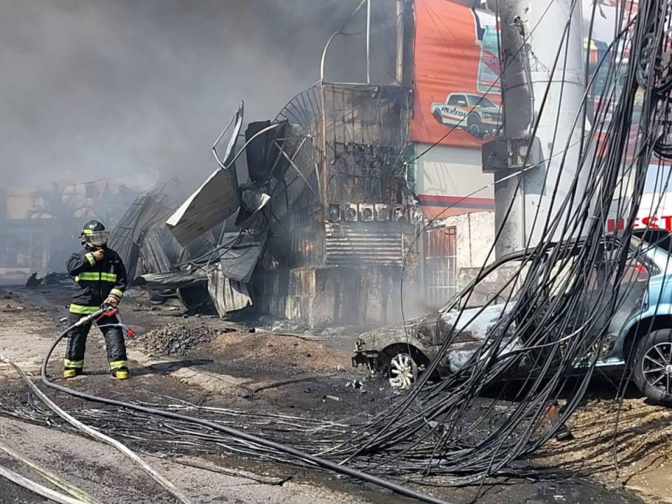 Los bomberos luchan contra las llamas y que no se sigan expandiendo.