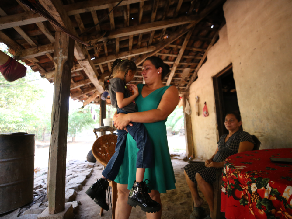 Leticia Jackeline Zepeda y su hija Ariana viven más cerca de Nicaragua que del centro de Choluteca. Ningún médico detectó que la pequeña nacería con microcefalia, quien nació en 2016.