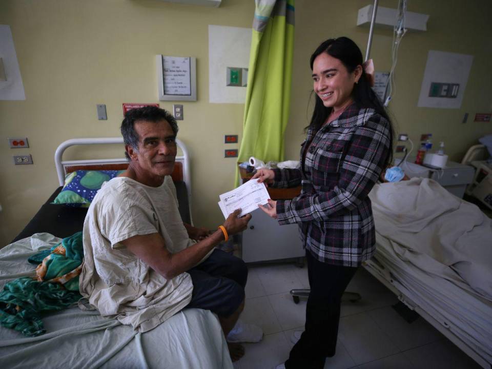 Momento donde periodista de Diario EL HERALDO, Daniela Zepeda, hace entrega del recibo de la placa ortopédica donada por una lectora.