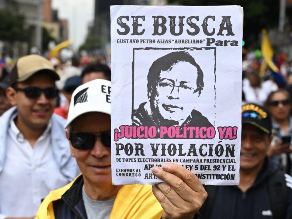 Al menos 500.000 personas protestaron este domingo en las principales ciudades de Colombia, en la mayor manifestación que ha enfrentado el gobierno de Gustavo Petro desde que llegó al poder hace veinte meses y en momentos en que su popularidad está en rojo.