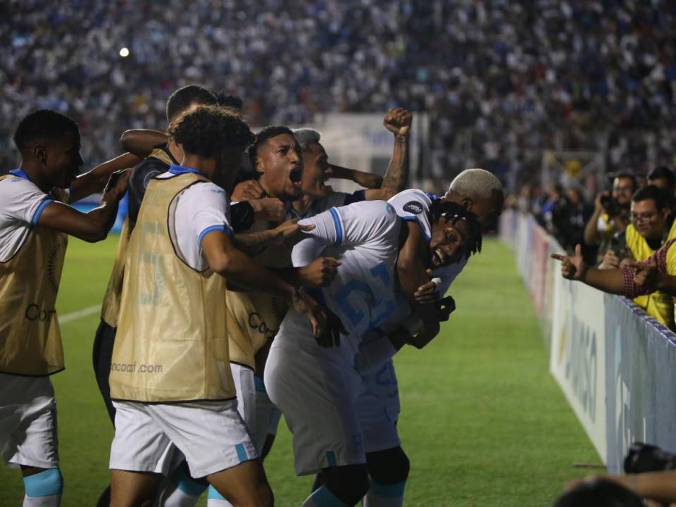 La eufórica celebración del segundo gol hondureño, obra del delantero Bryan Róchez.