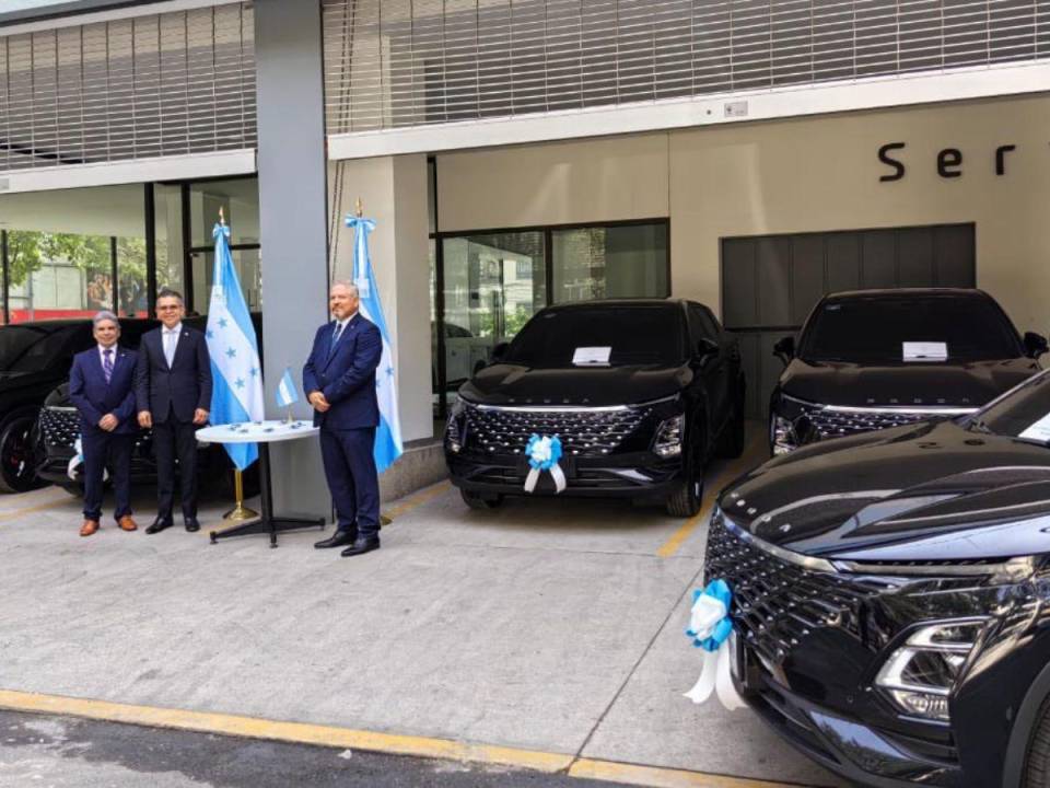 El 24 de octubre pasado, el canciller Enrique Reina entregó las lujosas camionetas a la sede diplomática en México.