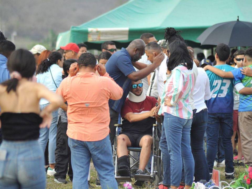 Acompañado de familiares y amigos en medio de una inmensa tristeza, familiares entierran al menor Josué Matamoros, hijo del exfutbolista Rubén Matamoros, quien falleció ayer martes -2 de abril- tras ser la segunda víctima del fatídico accidente en la carretera CA-5 a la altura de Zambrano. A continuación las dolorosas imágenes.